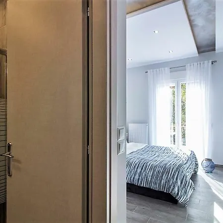 Metro Apartment *